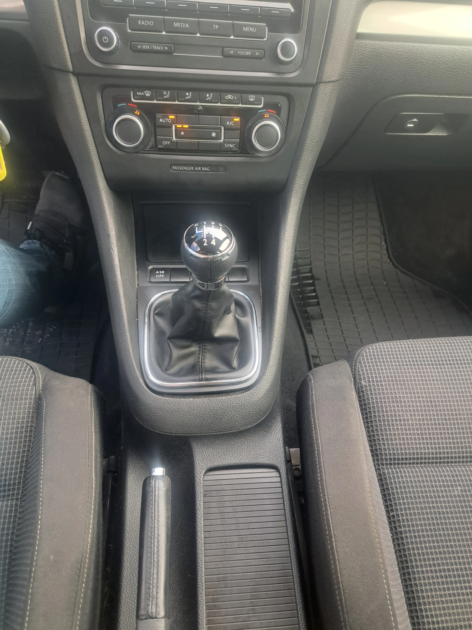 VW Golf 1.6 TDI 105hp / Euro5B, снимка 13 - Автомобили и джипове - 56223588