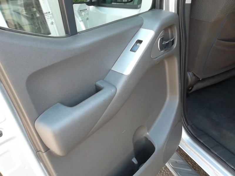 Nissan Navara 2.5Dci 171kc Автоматик, снимка 9 - Автомобили и джипове - 50484505