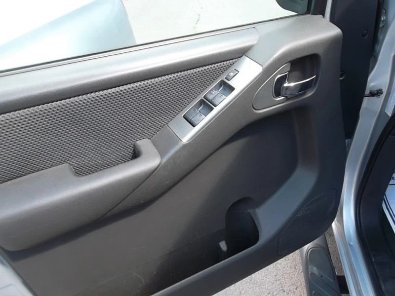 Nissan Navara 2.5Dci 171kc Автоматик, снимка 7 - Автомобили и джипове - 50484505