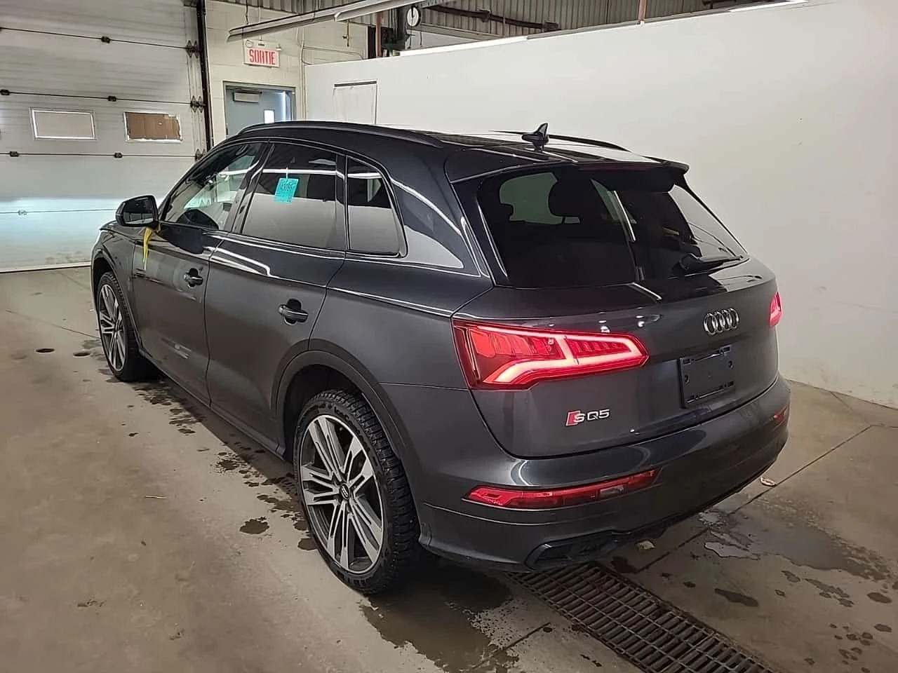 Audi SQ5 * ЧЕРВЕН САЛОН * ПАНОРАМА * , снимка 4 - Автомобили и джипове - 54120852