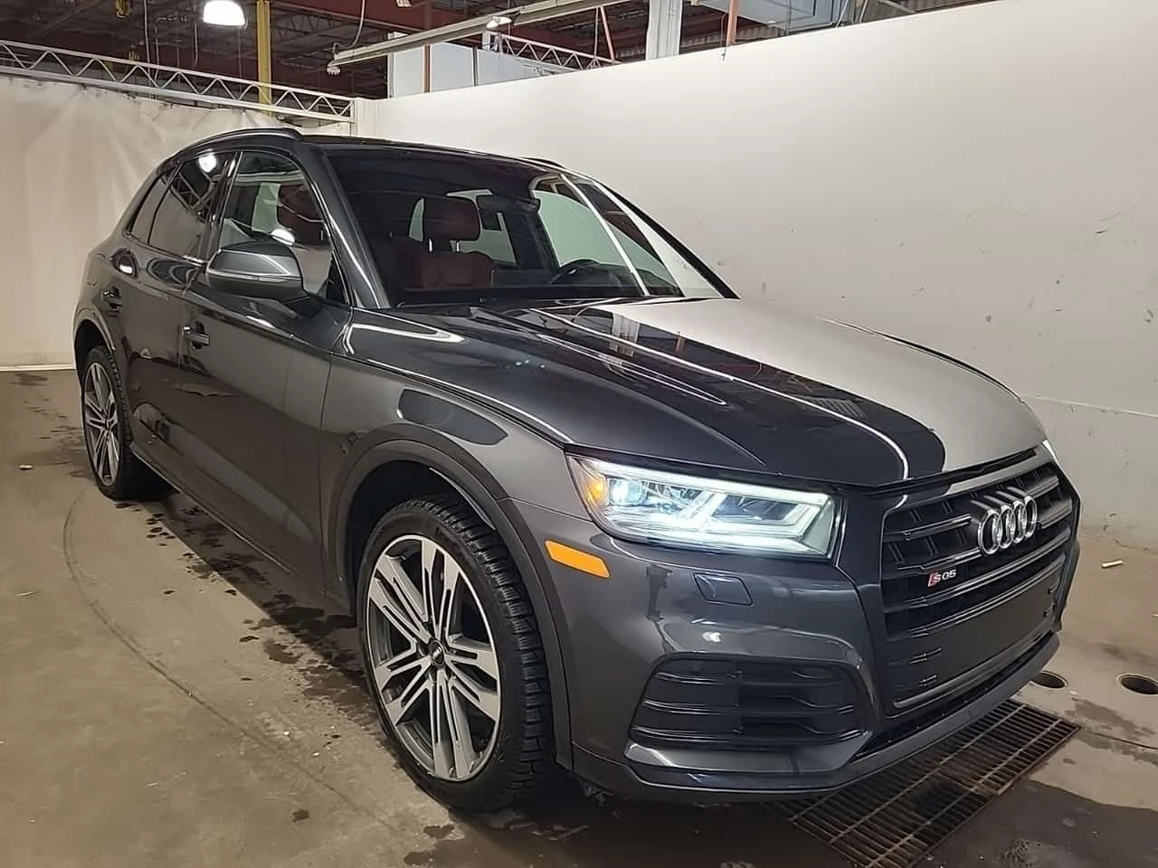 Audi SQ5 * ЧЕРВЕН САЛОН * ПАНОРАМА * , снимка 2 - Автомобили и джипове - 54120852