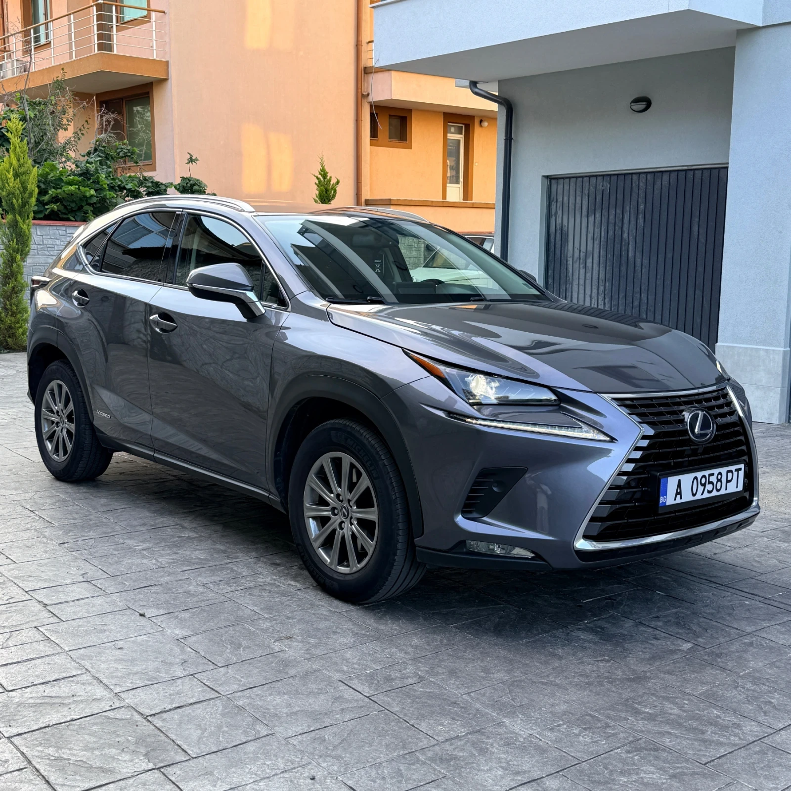 Lexus NX 300h, снимка 2 - Автомобили и джипове - 55832845