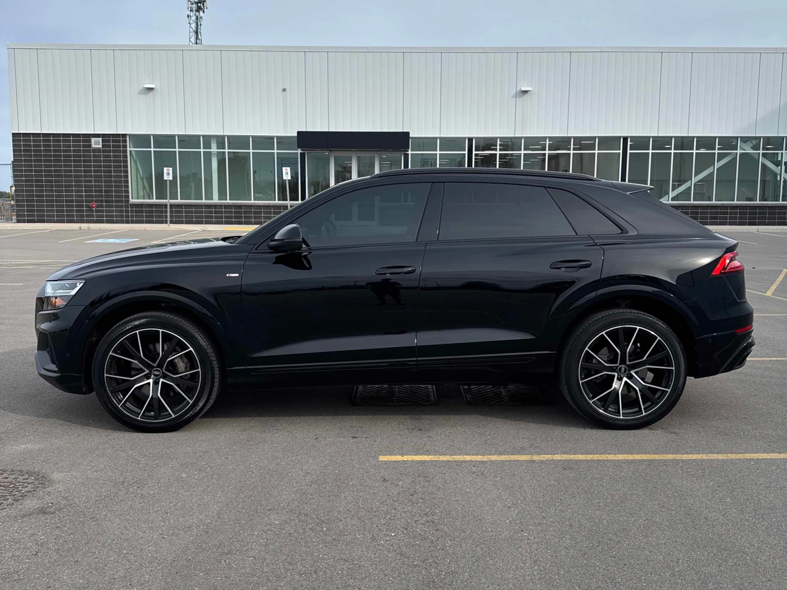Audi Q8 Technik 55 TFSI quattro  CARFAX, снимка 2 - Автомобили и джипове - 55899225