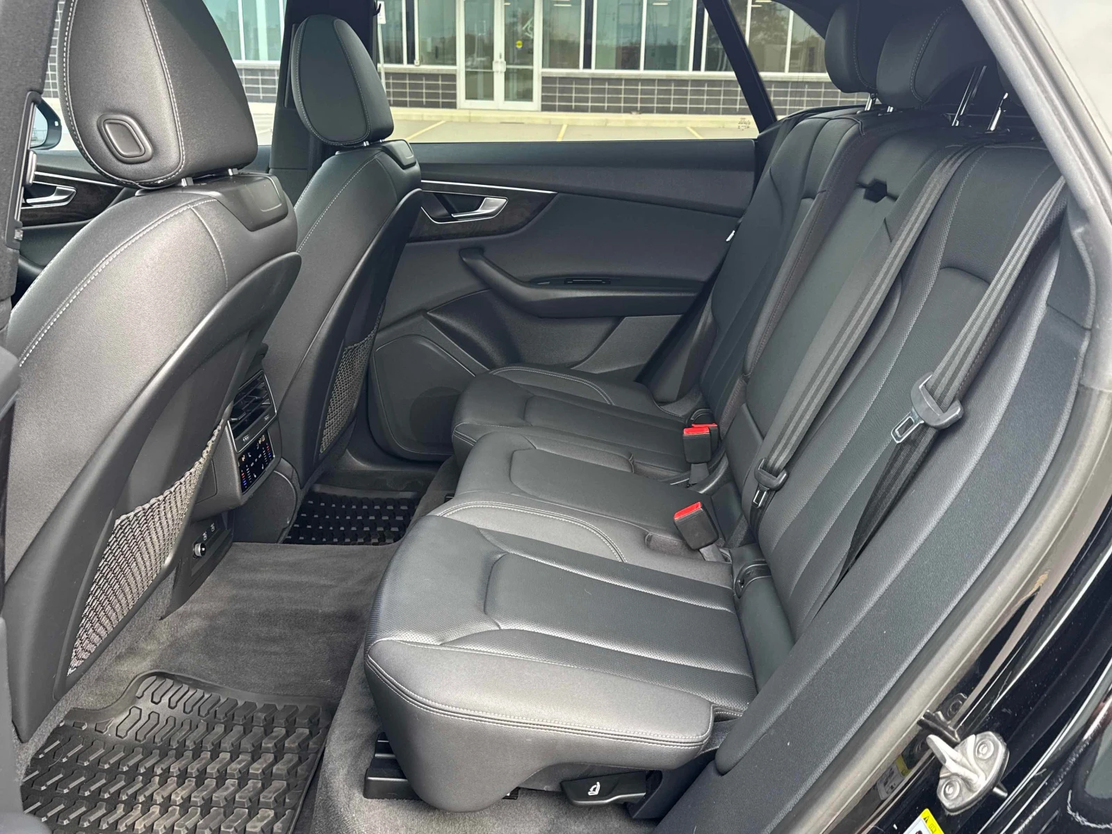 Audi Q8 Technik 55 TFSI quattro  CARFAX, снимка 11 - Автомобили и джипове - 55899225