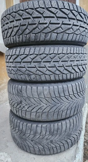 Гуми Зимни 225/45R18, снимка 1 - Гуми и джанти - 46652881