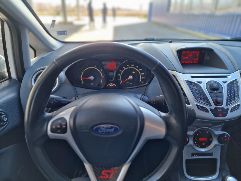 Ford Fiesta 1.6, снимка 11 - Автомобили и джипове - 39587652