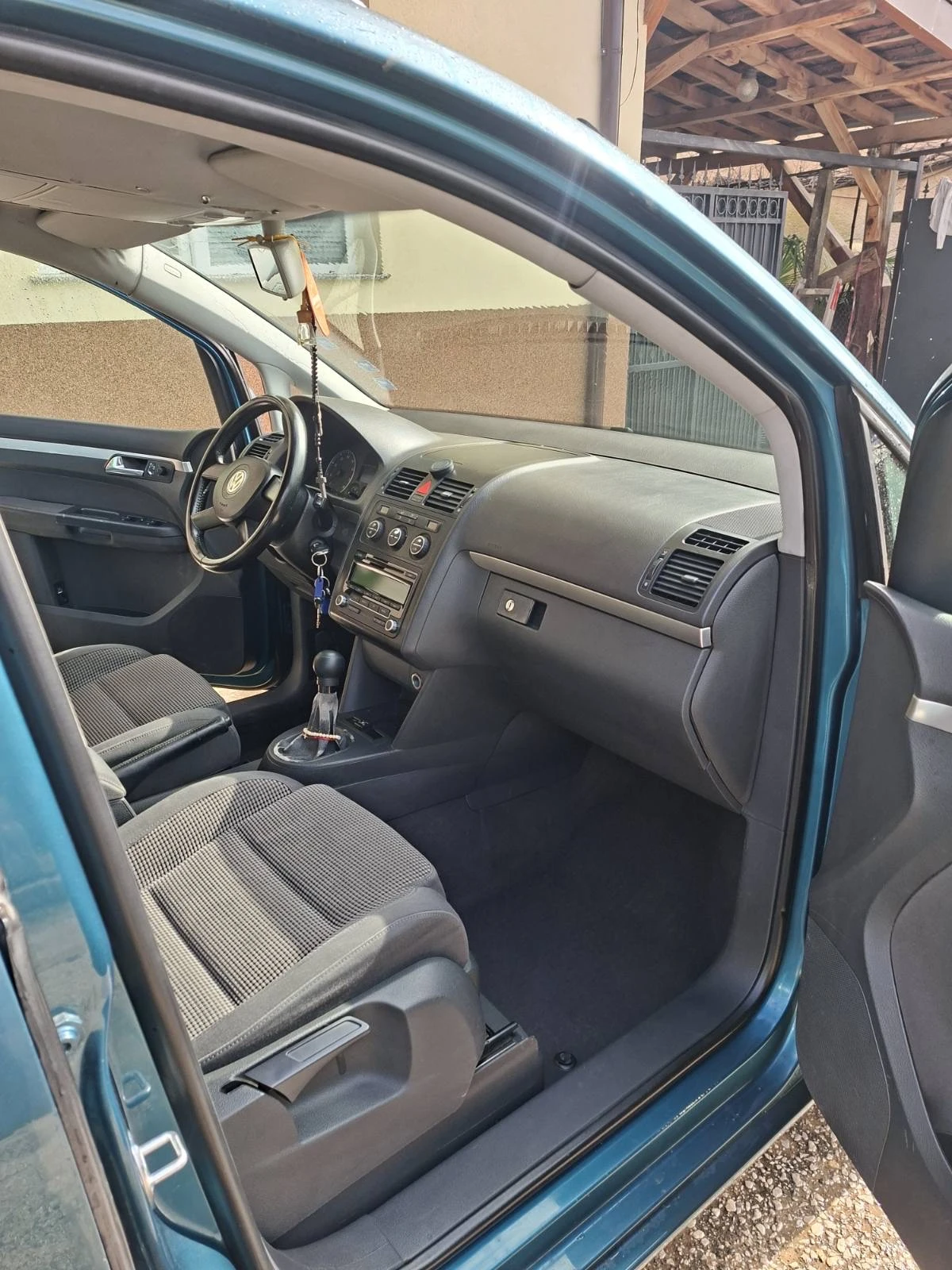 VW Touran 1.6 FSI , снимка 7 - Автомобили и джипове - 55891265
