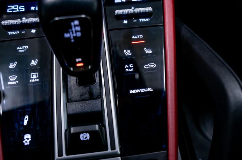 Porsche Cayenne PLUG IN* E-HYBRID* DISTR* HEATERD&COOLEDSEATS* PAN, снимка 16 - Автомобили и джипове - 53452991