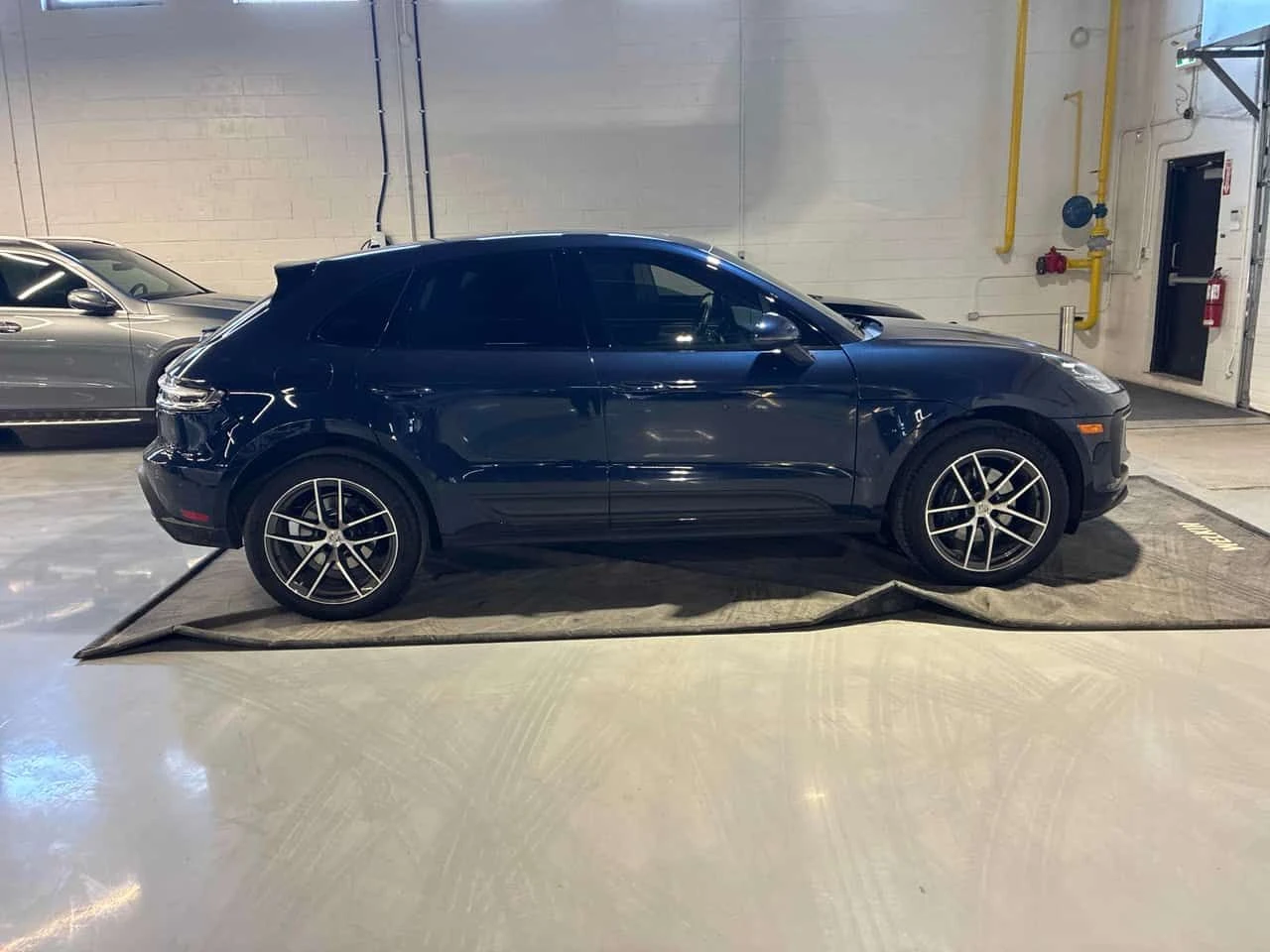 Porsche Macan * AWD * CARFAX * BOSE * ОБДУХВАНЕ * КЛИП НА МОТОРА, снимка 3 - Автомобили и джипове - 54044145