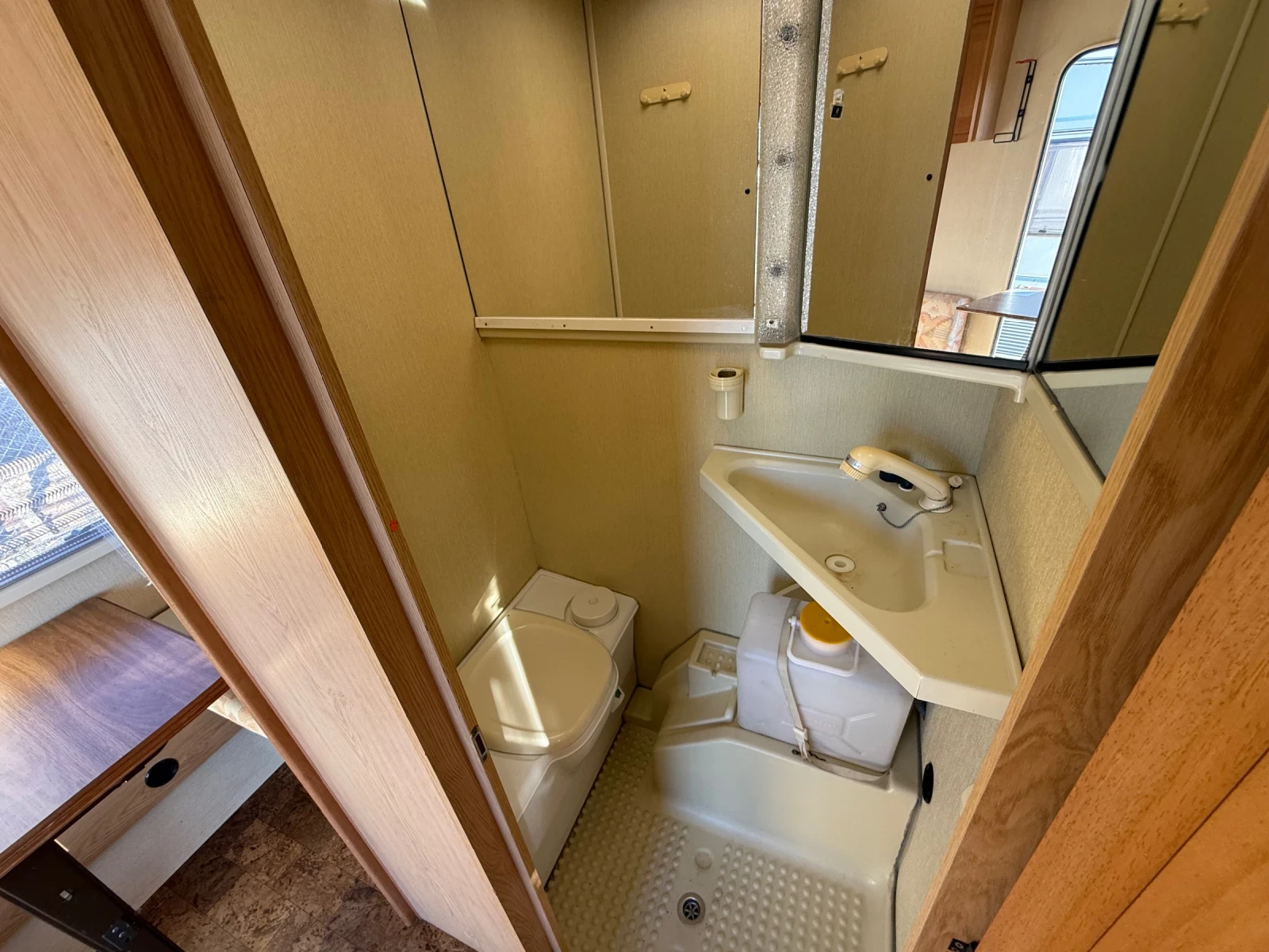 Каравана Chateau 908, снимка 15 - Каравани и кемпери - 54003017