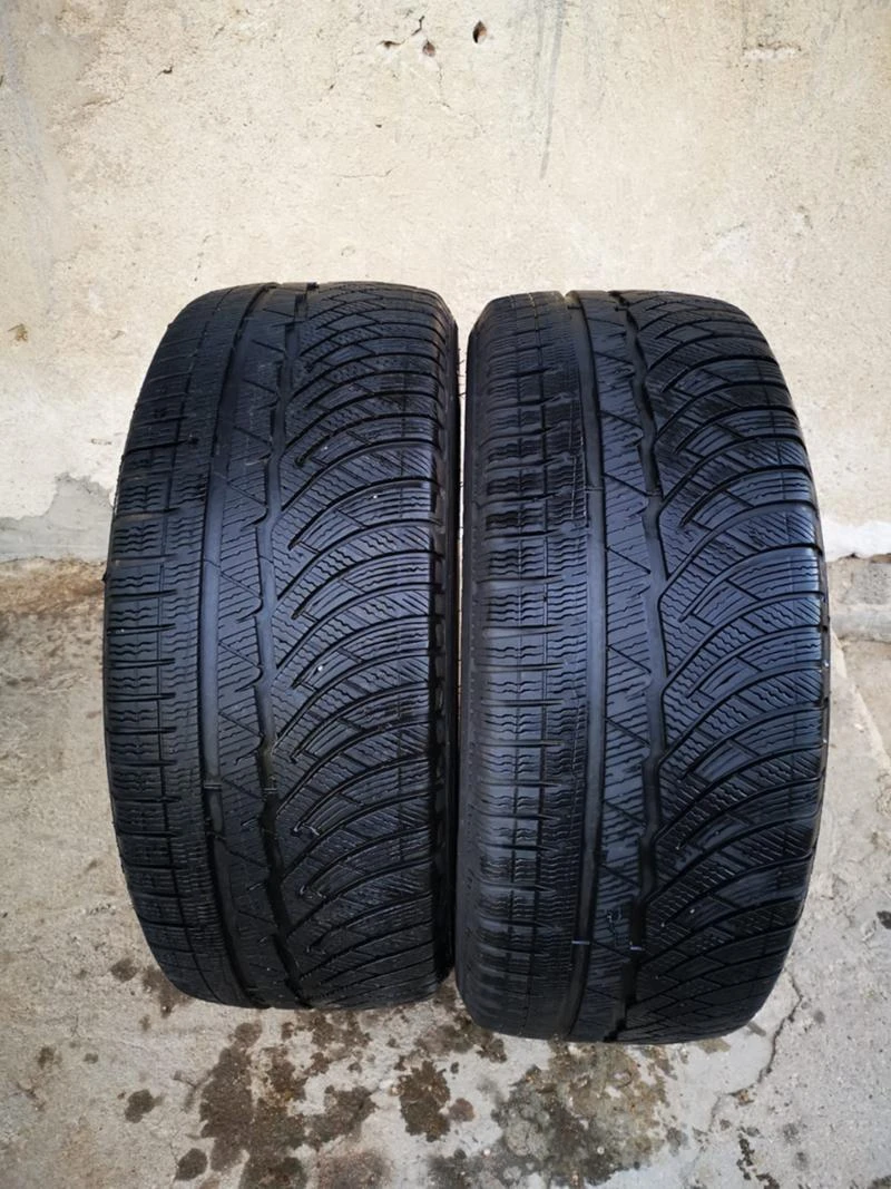 Гуми Зимни 245/45R18, снимка 1 - Гуми и джанти - 27446543