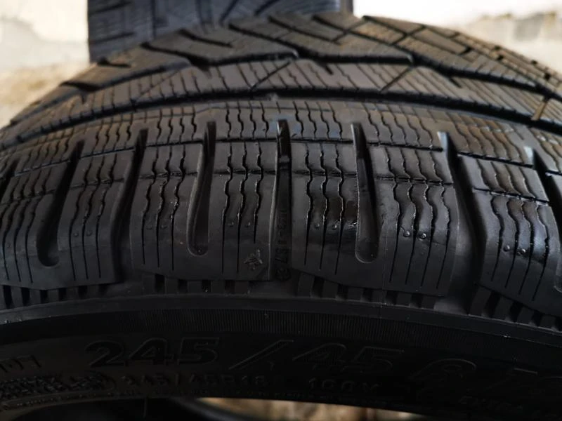 Гуми Зимни 245/45R18, снимка 2 - Гуми и джанти - 27446543