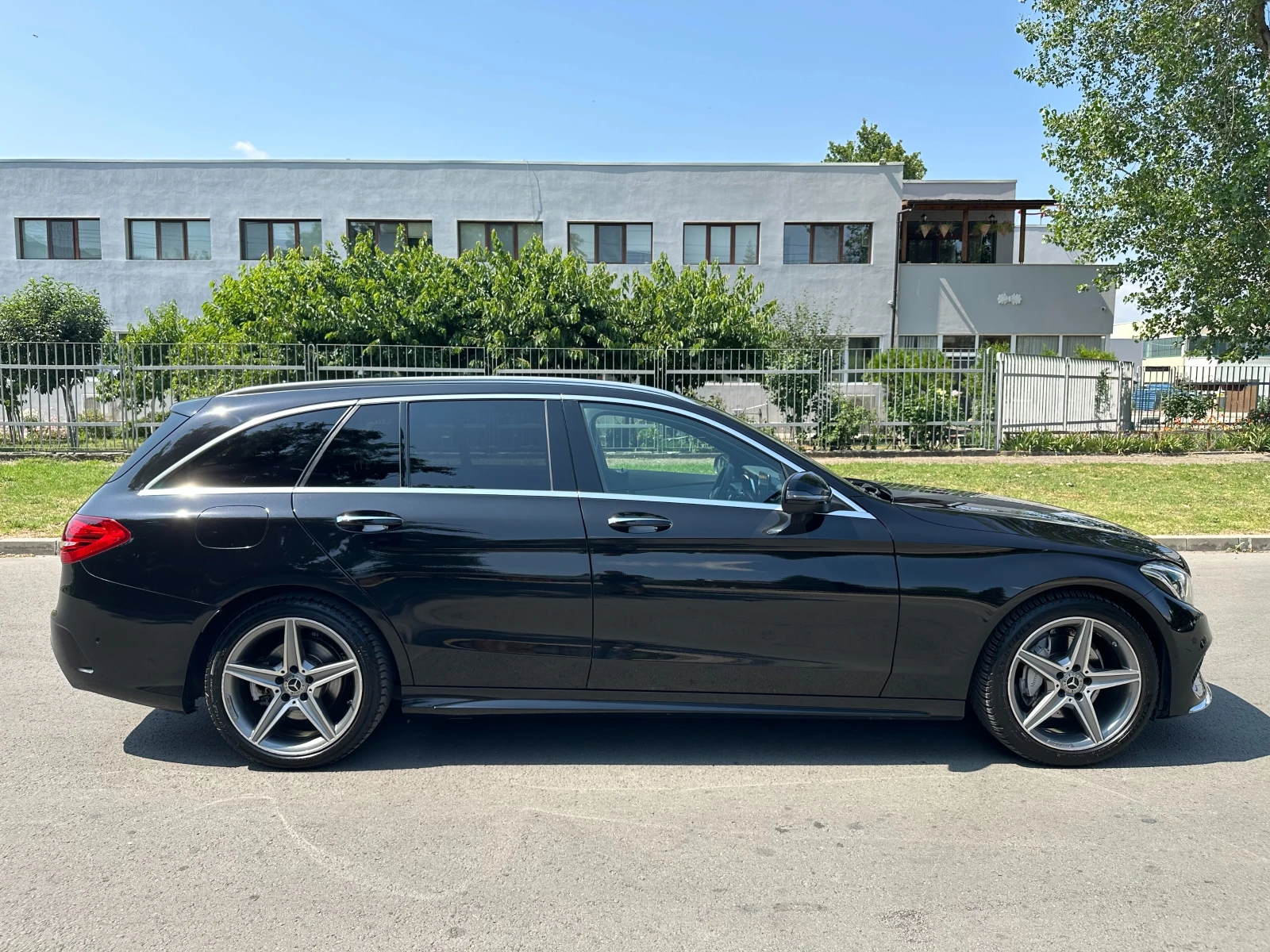 Mercedes-Benz C 220 d AMG LINE * ПЪЛНА СЕРВИЗНА ИСТОРИЯ* !! - изображение 4