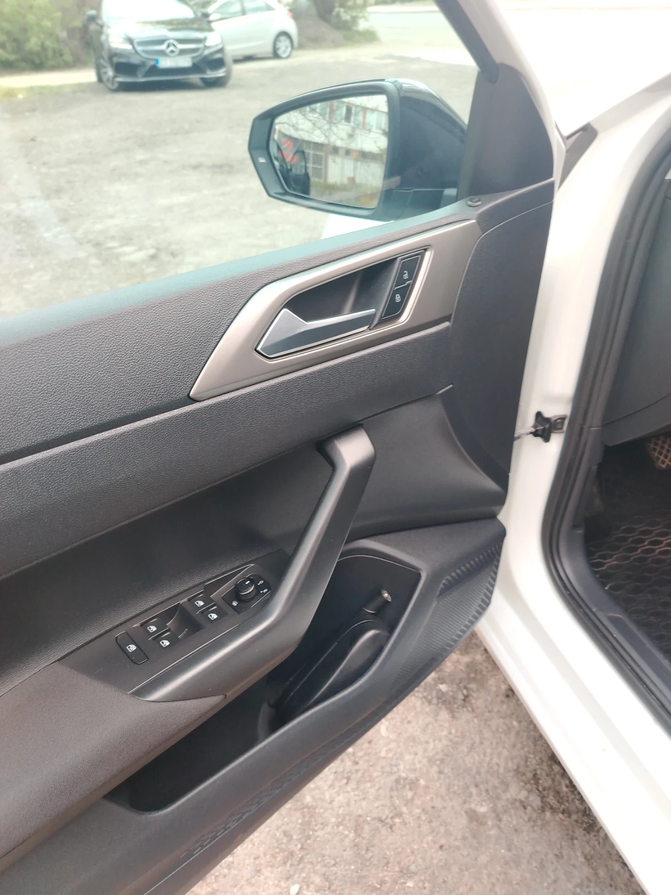 VW Polo 1.0mpi, снимка 9 - Автомобили и джипове - 54000679