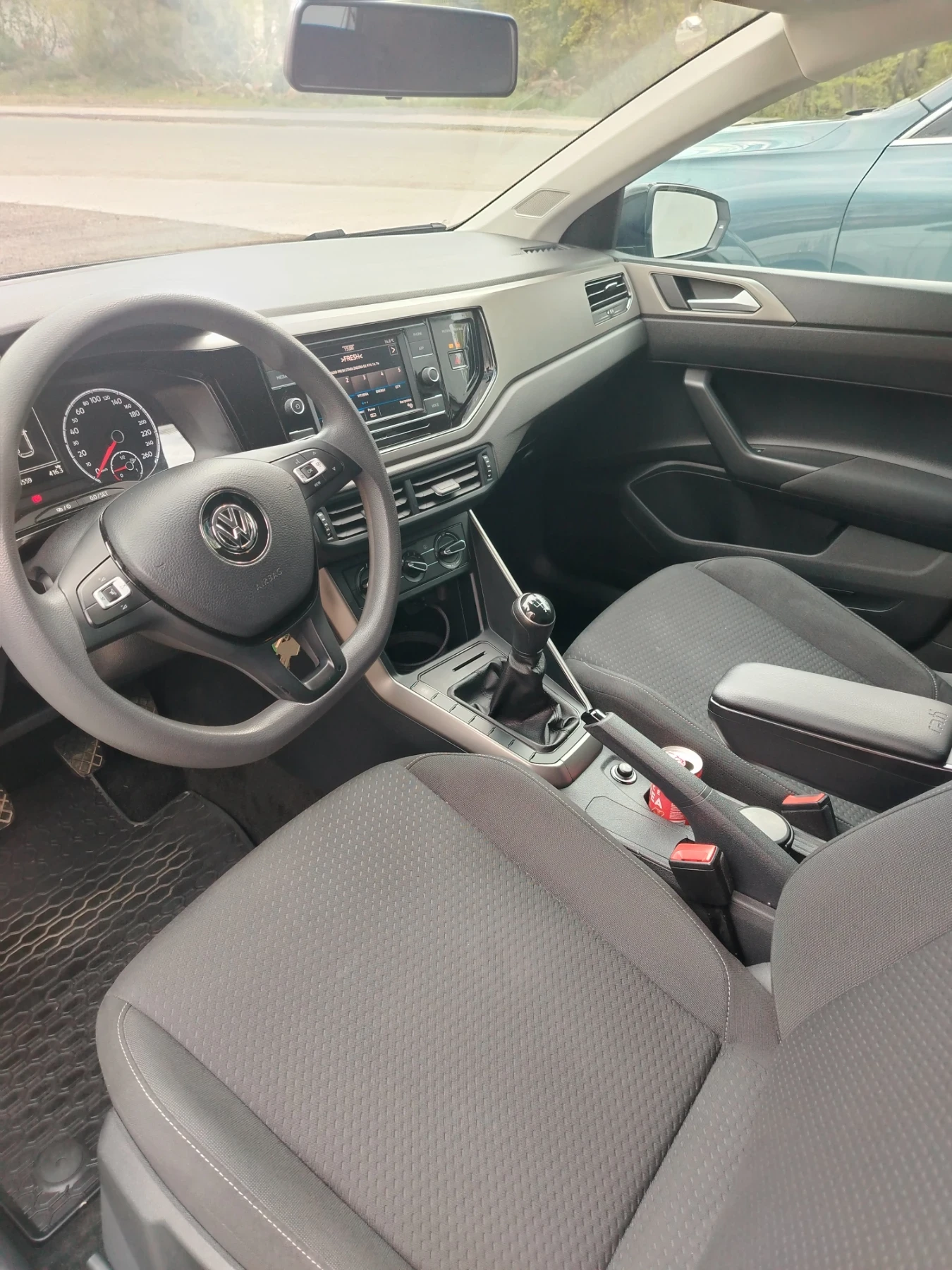 VW Polo 1.0mpi, снимка 8 - Автомобили и джипове - 54000679