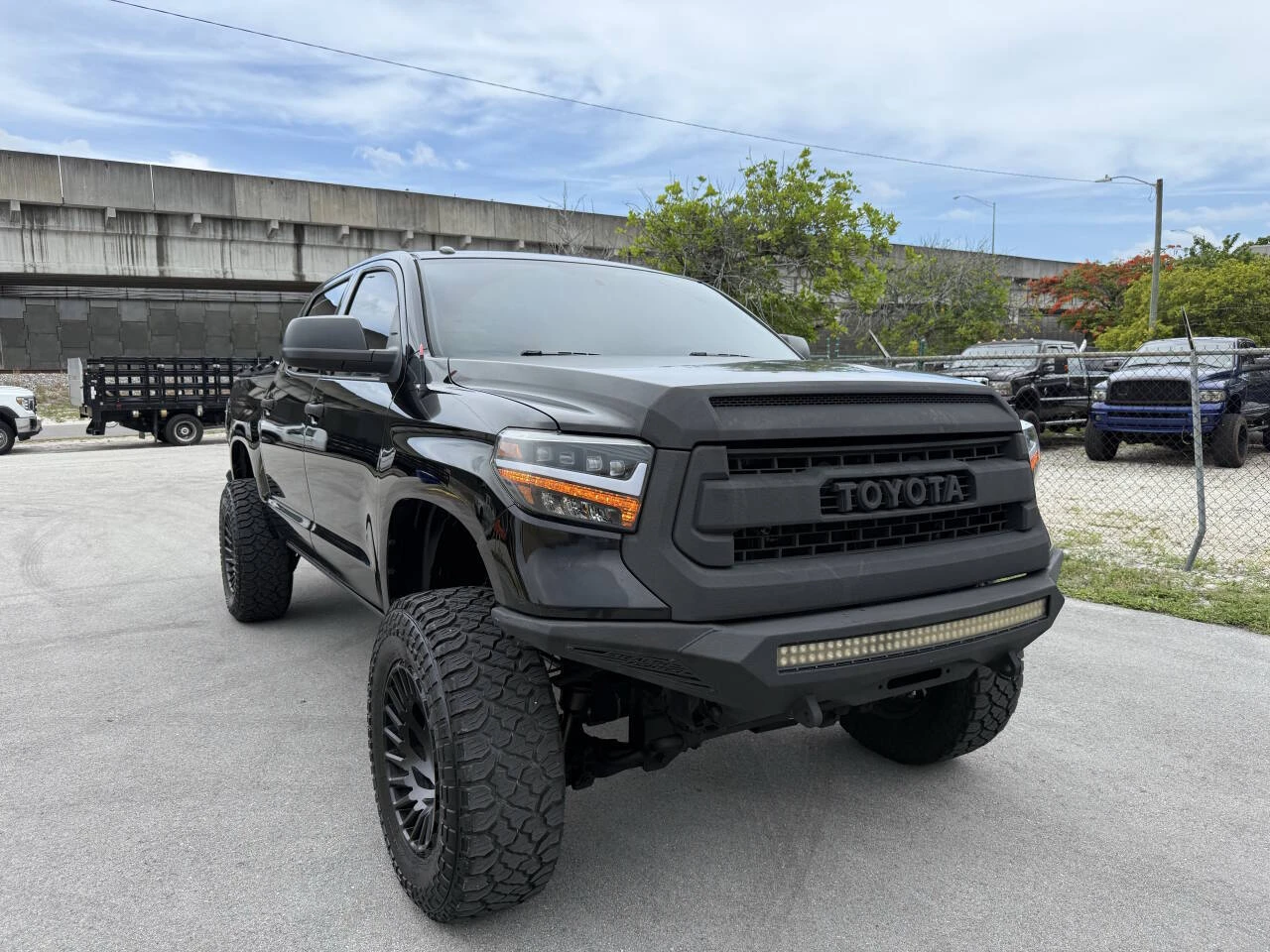 Toyota Tundra 5.7Hemi SR5 Crew Cab Short Bed - изображение 3