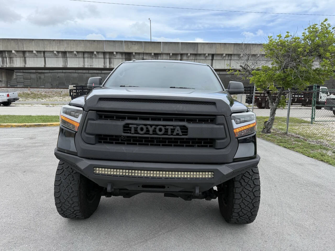 Toyota Tundra 5.7Hemi SR5 Crew Cab Short Bed - изображение 2