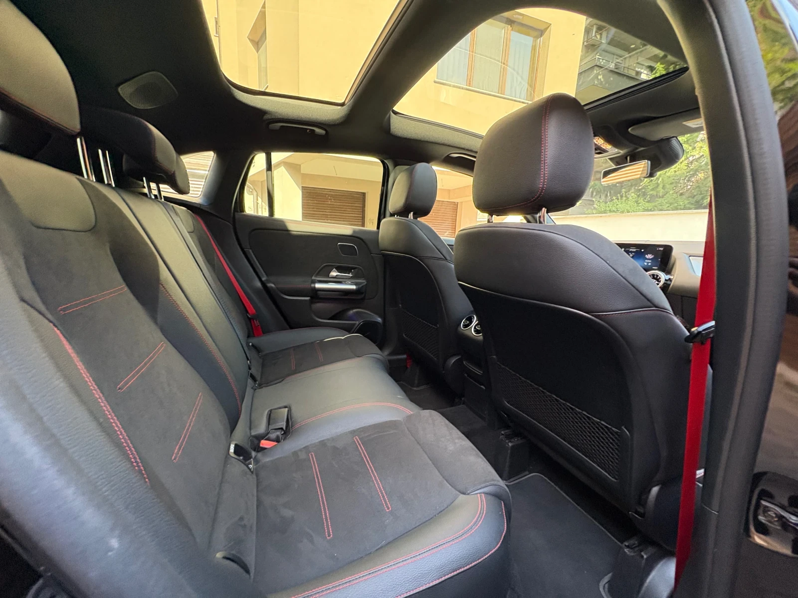 Mercedes-Benz GLA 35 AMG * Панорама * Подгрев * Burmester * , снимка 11 - Автомобили и джипове - 55878986