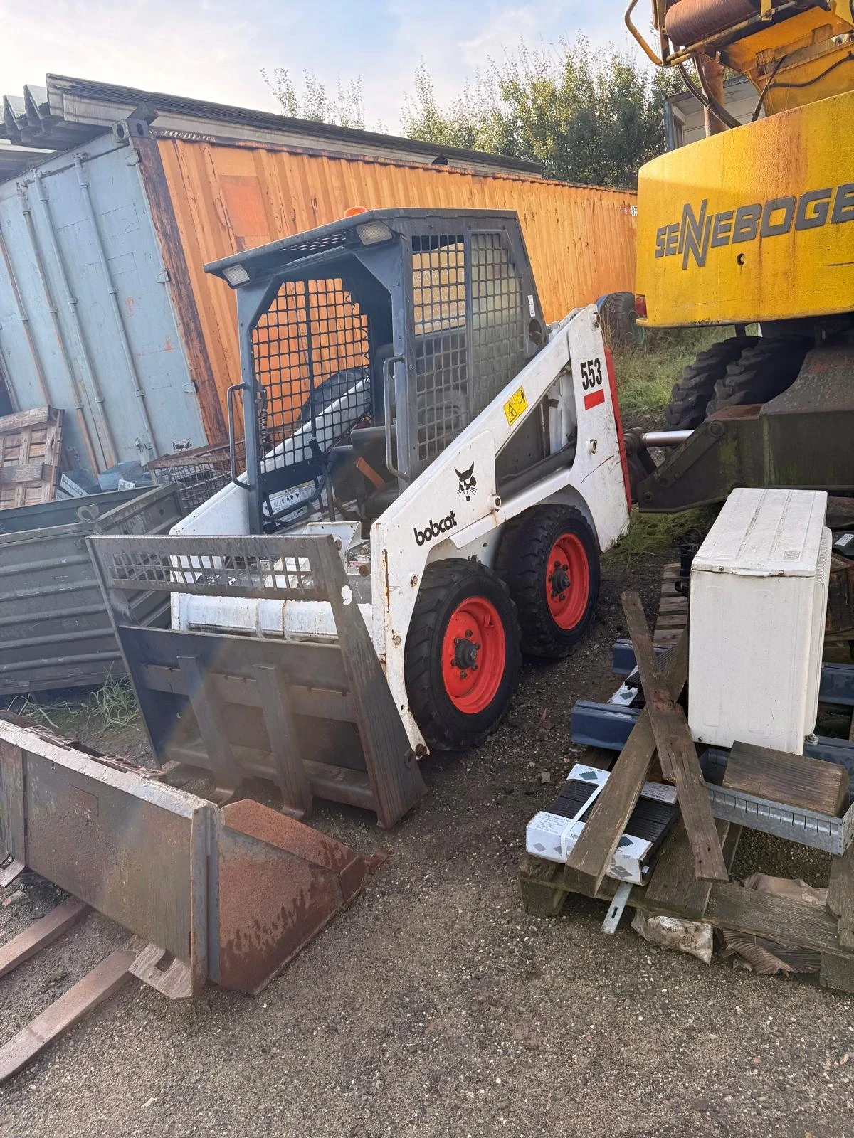 Мини челни товарачи Bobcat 553