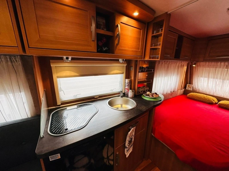 Каравана HYMER / ERIBA Sporting, снимка 6 - Каравани и кемпери - 43133392