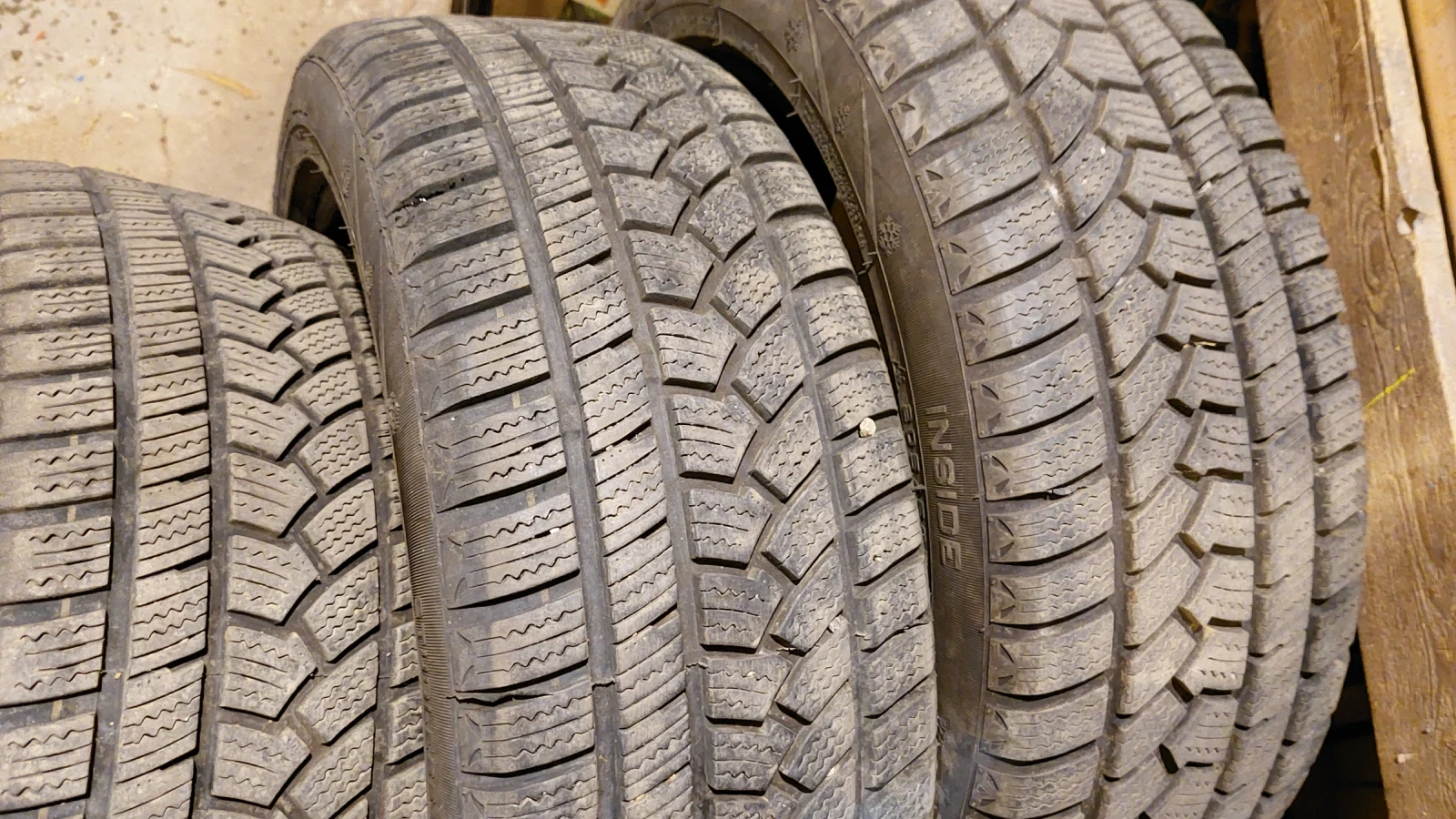 Гуми Зимни 205/50R17, снимка 4 - Гуми и джанти - 54083842