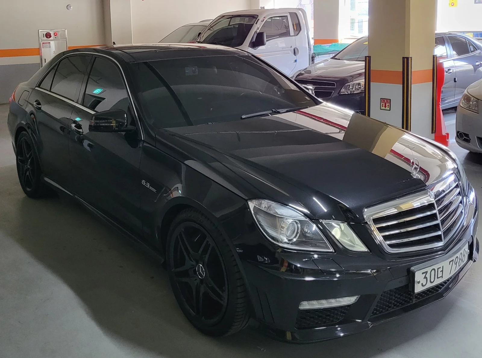 Mercedes-Benz E 63 AMG V8* HARMAN* ОБДУХ* ПАНО* КАТО НОВА* КРАЙНА ЦЕНА, снимка 3 - Автомобили и джипове - 54243534