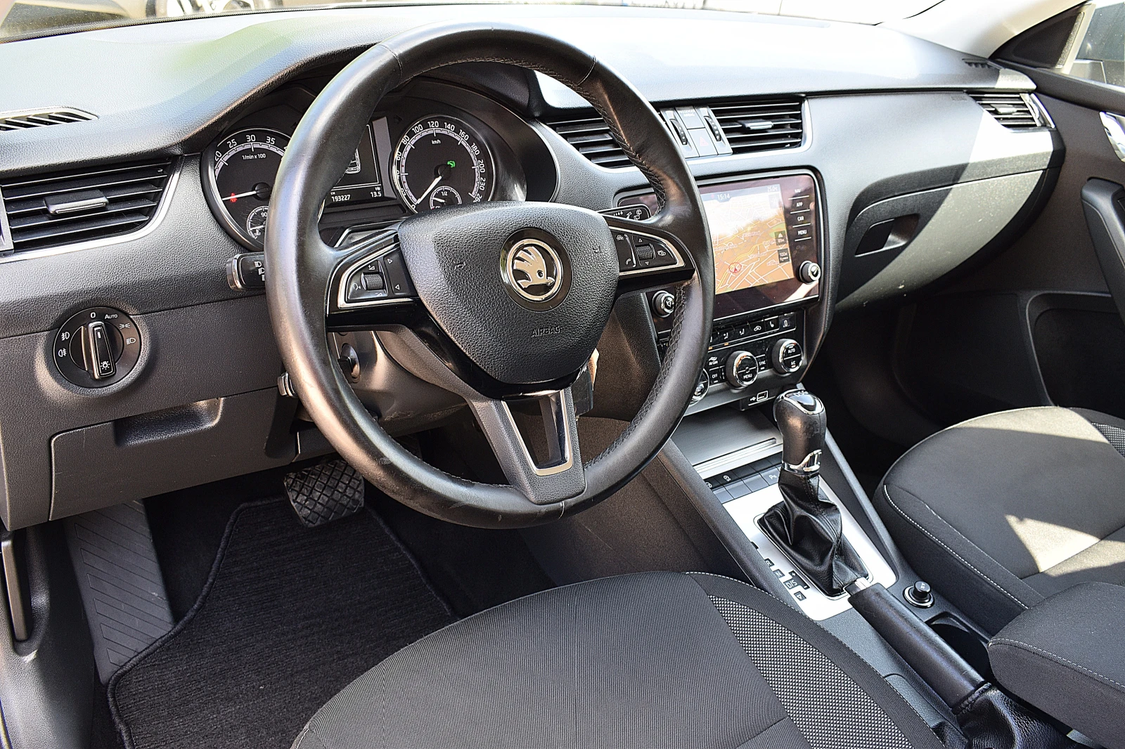 Skoda Octavia 2.0/150/DSG/Швейцария/ACC/Carplay/Navi/BLISS/, снимка 8 - Автомобили и джипове - 54621114