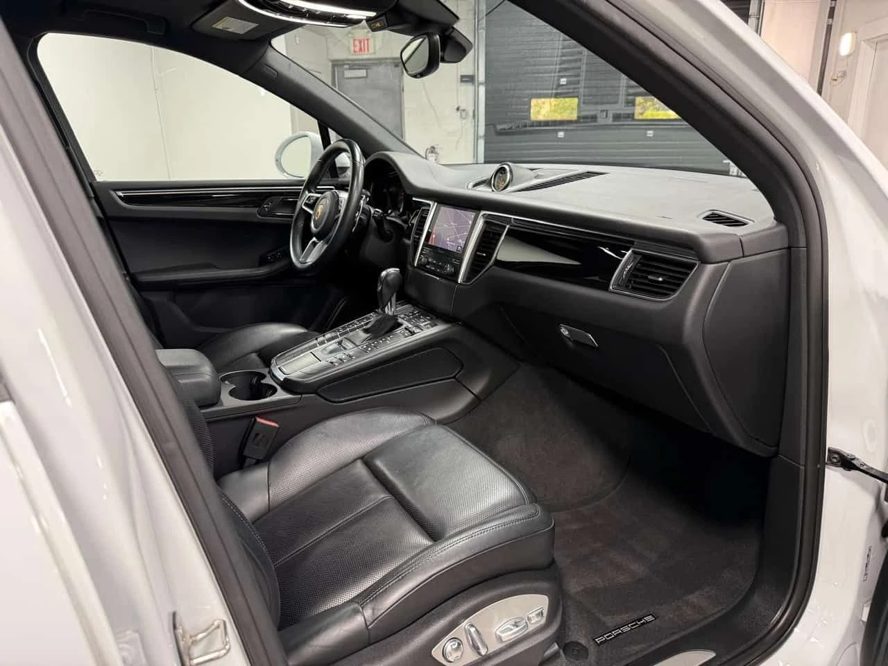 Porsche Macan  * S * CARFAX * 2 КЛЮЧА * ПОДГРЕВИ * ОБДУХВАНЕ, снимка 16 - Автомобили и джипове - 55326815