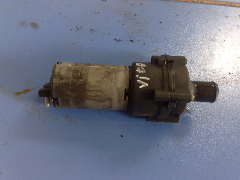 водна помпа ел. за Мерцедес Вито  2.2CDI автоматик 02г.