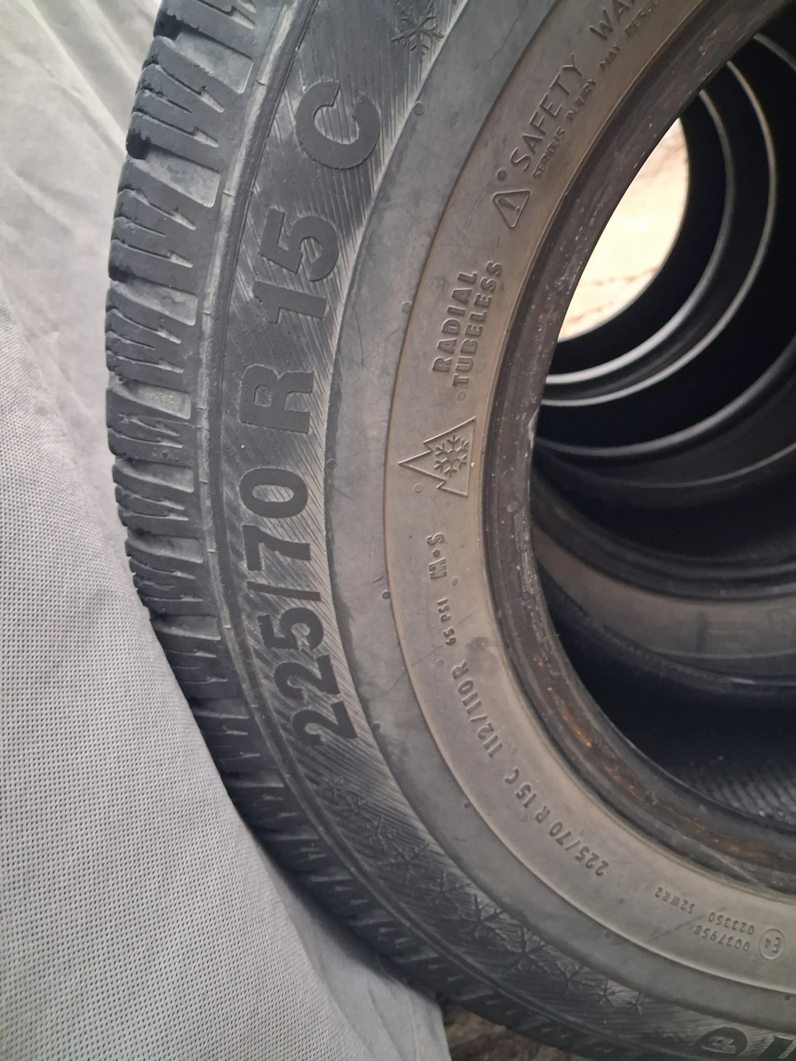 Гуми Зимни 225/70R15, снимка 2 - Гуми и джанти - 56226845