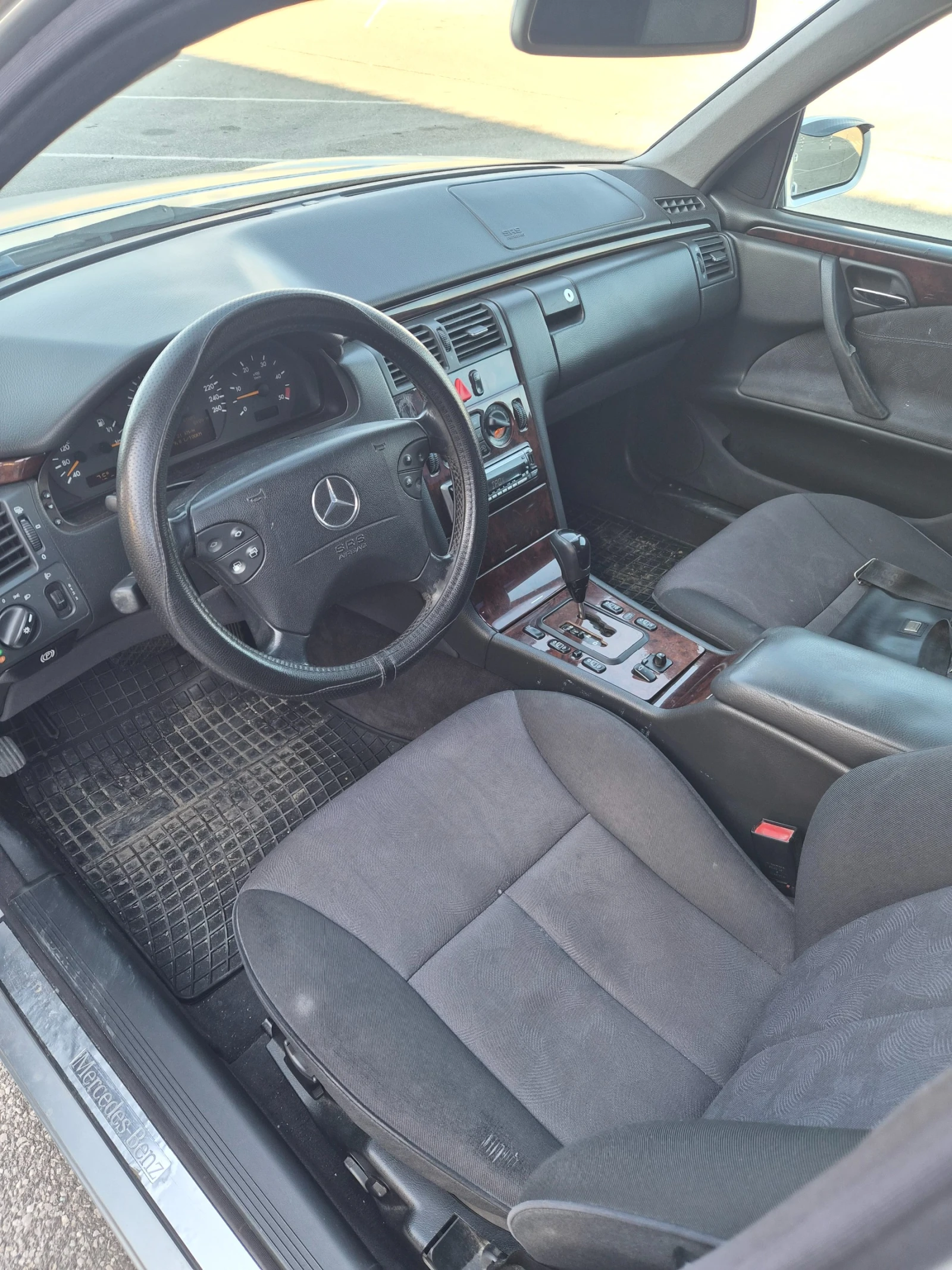 Mercedes-Benz E 270 * 177 к.с. * Автоматик * Перфектен * , снимка 9 - Автомобили и джипове - 53859200