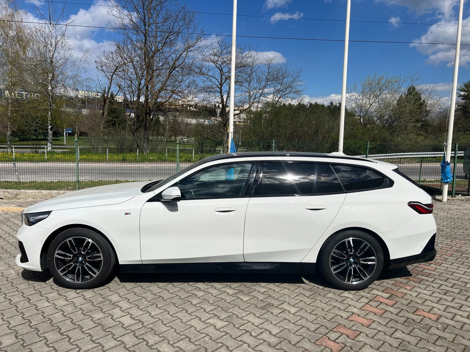 BMW 520 d xDrive Touring, снимка 3 - Автомобили и джипове - 54215570