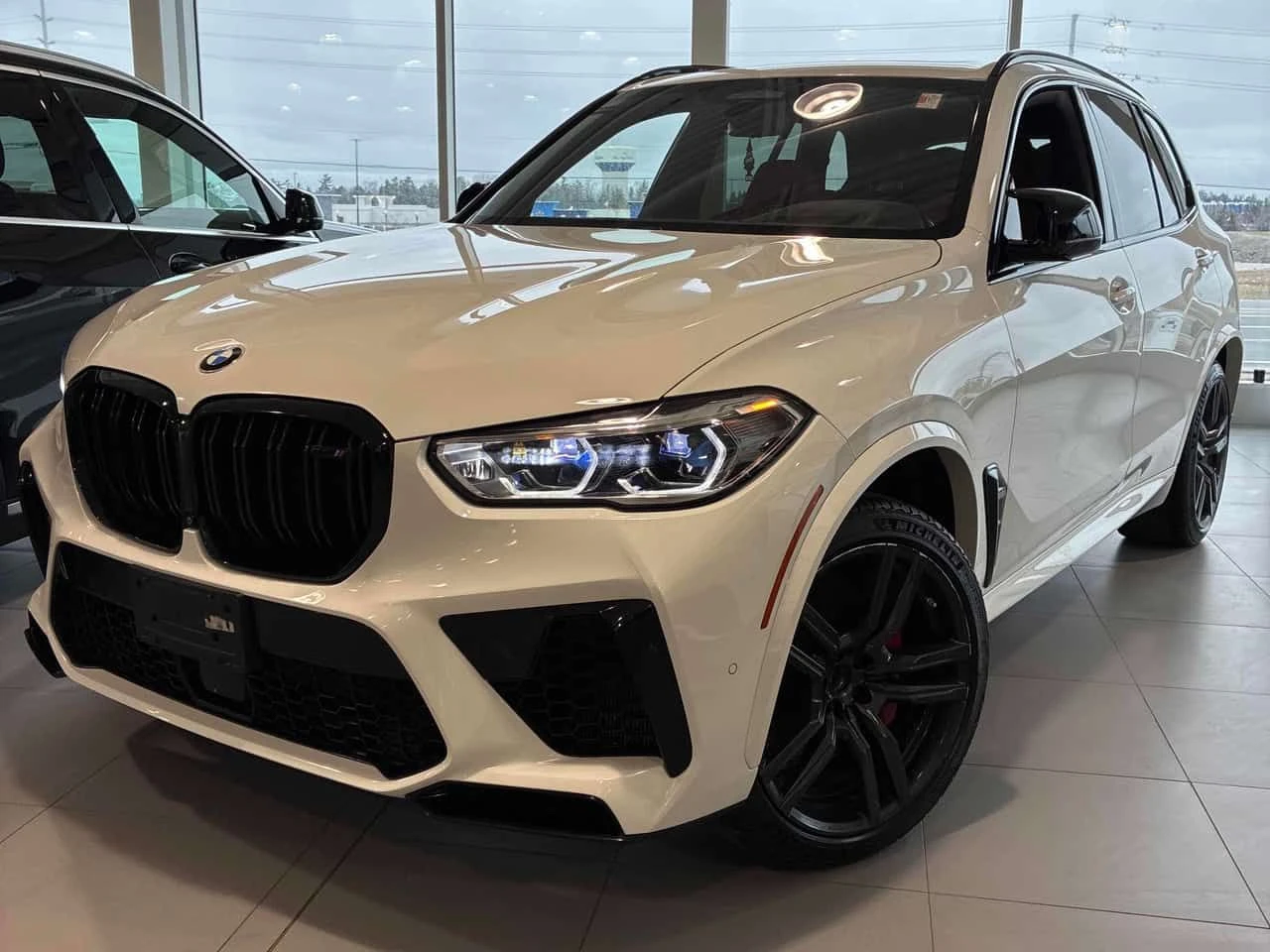 BMW X5M Competition * DISTRONIC * LASER * ОБДУХВАНЕ * 360, снимка 3 - Автомобили и джипове - 54328859