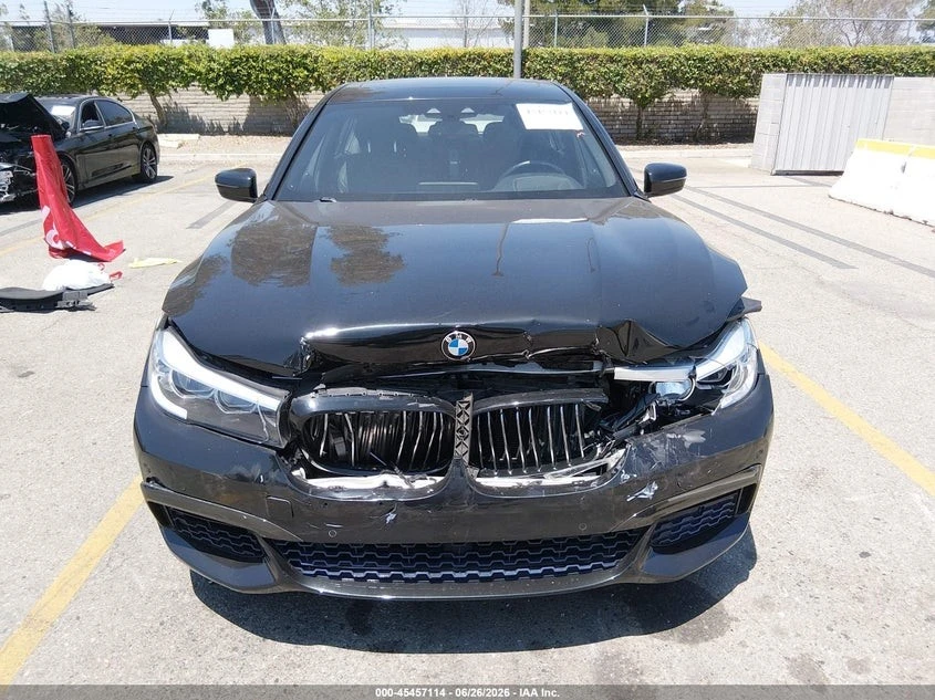 BMW 740 M PACK* HEADUP* HARMAN KARDON* ВАКУМ* ADAPTIVE LED, снимка 12 - Автомобили и джипове - 55538563