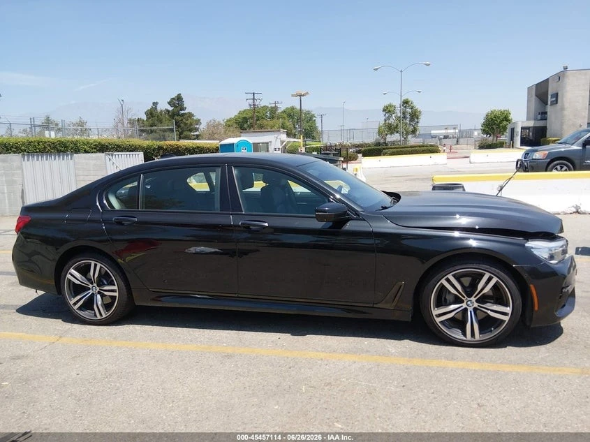 BMW 740 M PACK* HEADUP* HARMAN KARDON* ВАКУМ* ADAPTIVE LED, снимка 13 - Автомобили и джипове - 55538563
