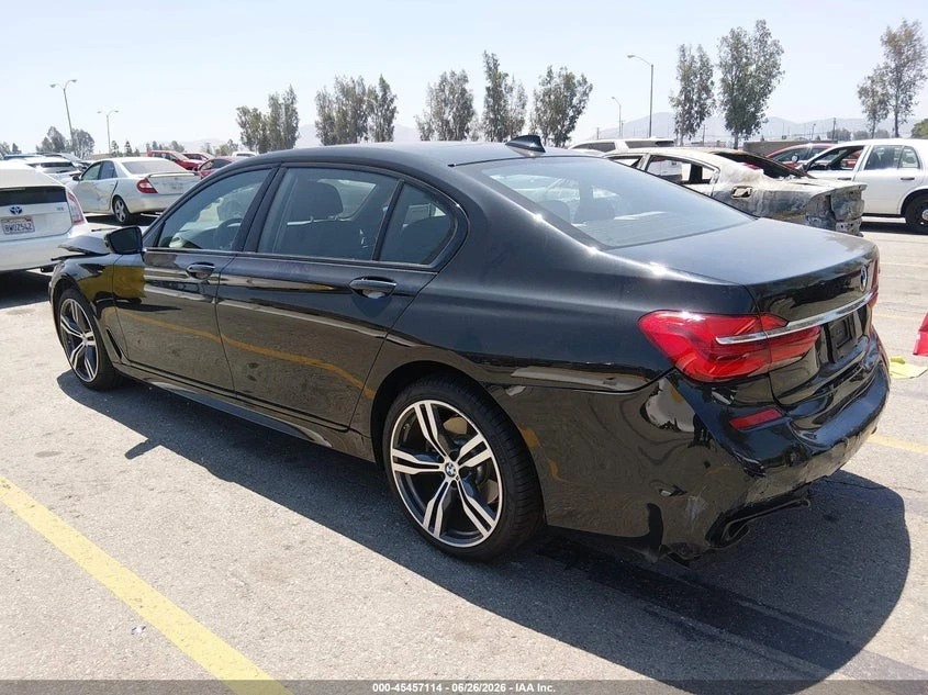 BMW 740 M PACK* HEADUP* HARMAN KARDON* ВАКУМ* ADAPTIVE LED, снимка 3 - Автомобили и джипове - 55538563
