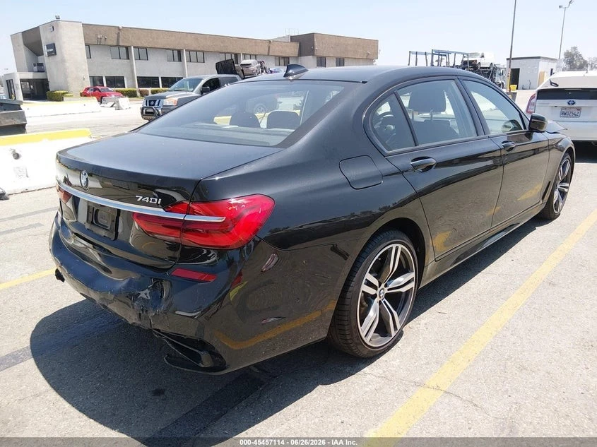 BMW 740 M PACK* HEADUP* HARMAN KARDON* ВАКУМ* ADAPTIVE LED, снимка 4 - Автомобили и джипове - 55538563
