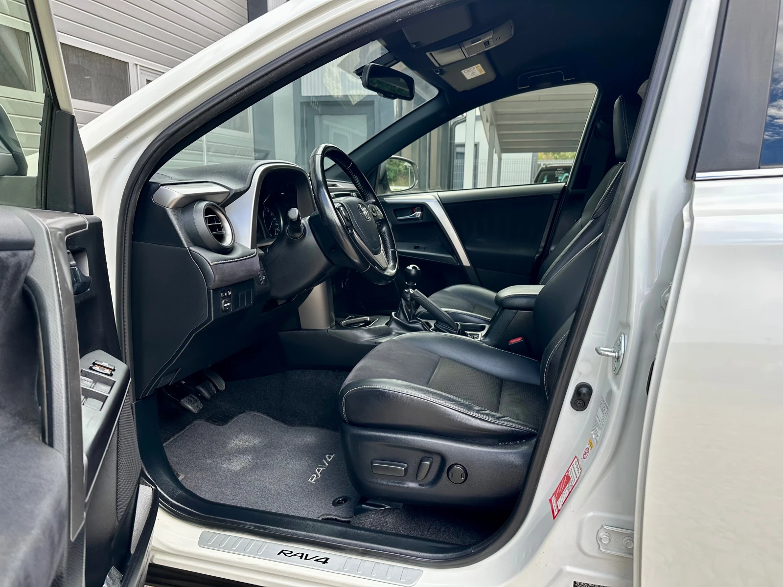Toyota Rav4 2.0D4D FULL LED ФЕЙСЛИФТ КОЖА НАВИ ПОДГРЕВ ИТАЛИЯ - изображение 9