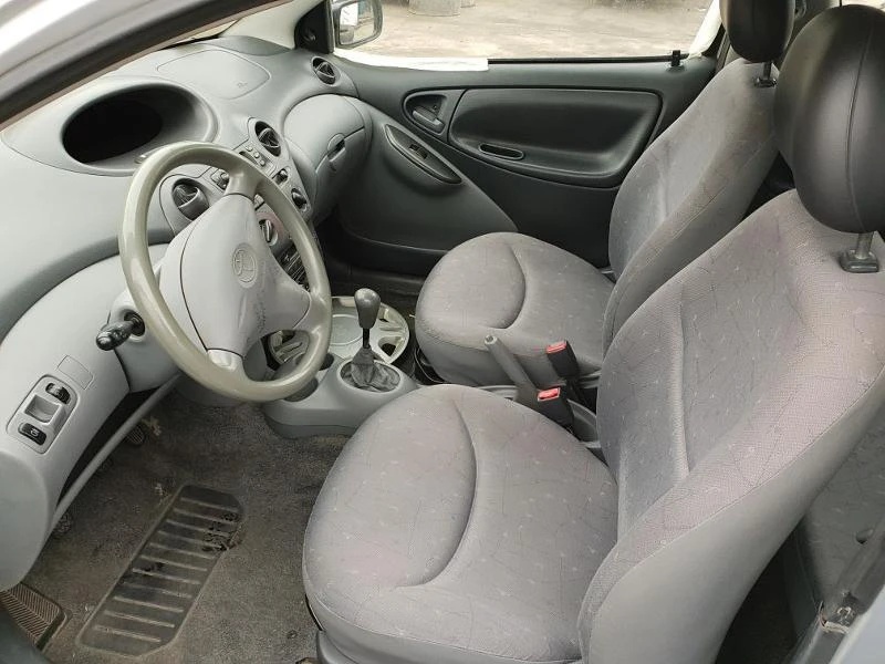 Toyota Yaris 1.0 vvt-i, снимка 10 - Автомобили и джипове - 23220817