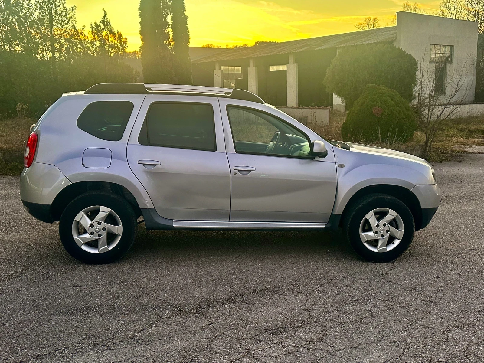 Dacia Duster 1.5 DCi 4* 4 КЛИМА 2011г - изображение 8