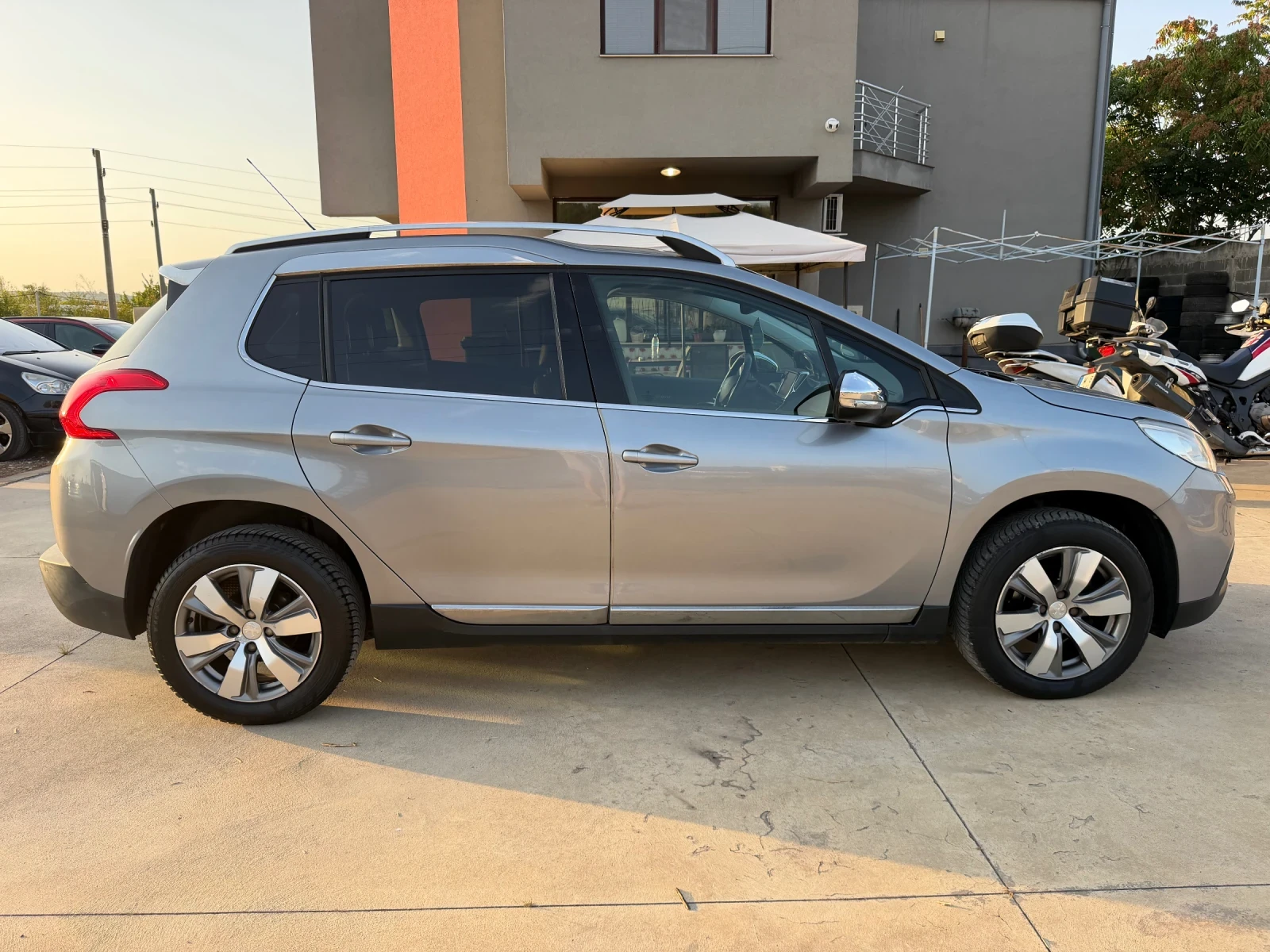Peugeot 2008 1.6 e-HDI-КОЖА, снимка 4 - Автомобили и джипове - 55909870