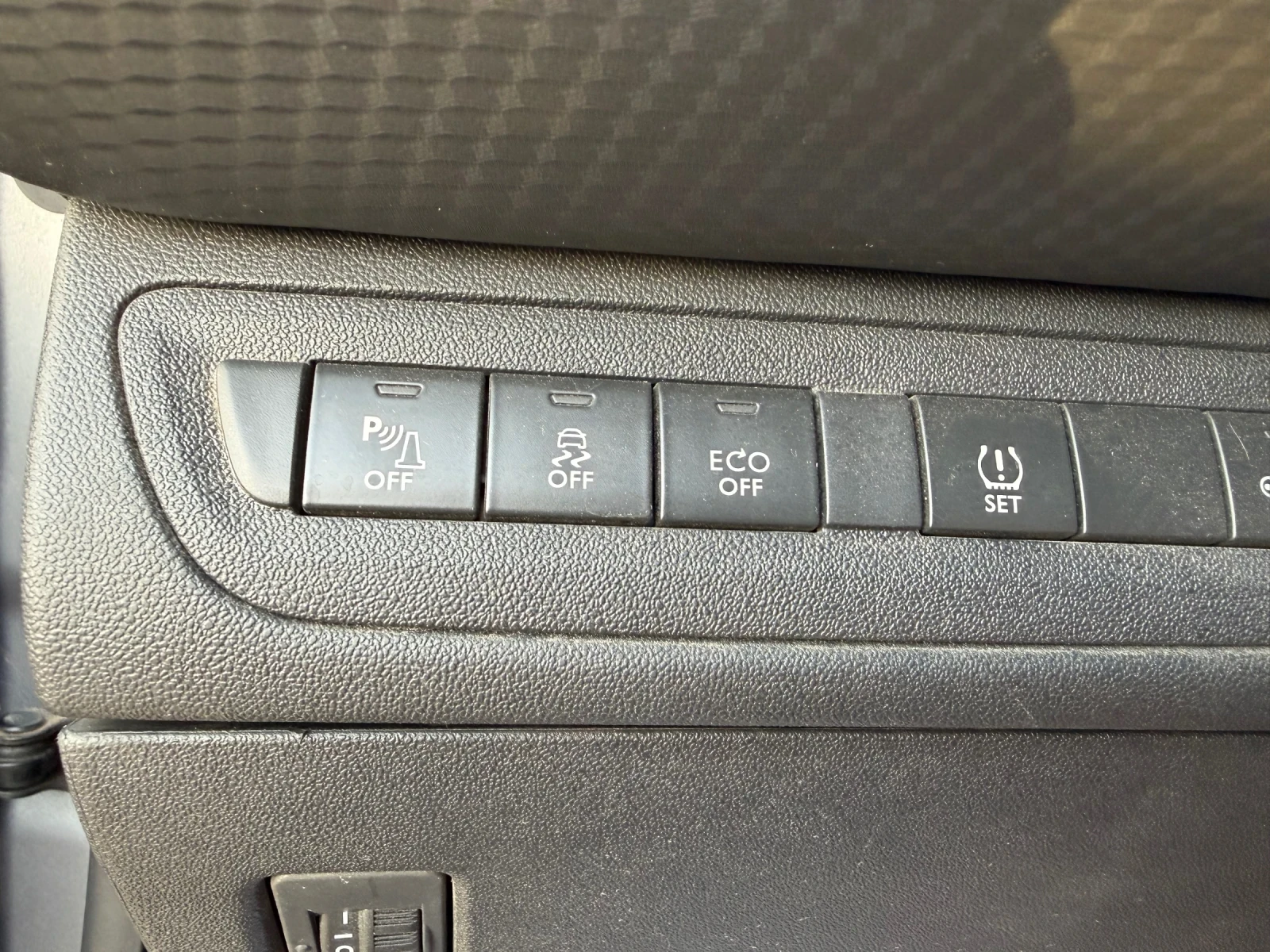 Peugeot 2008 1.6 e-HDI-КОЖА, снимка 8 - Автомобили и джипове - 55909870