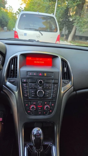 Opel Astra J Sports Tourer 2011 | Auto.bg — изображение 16