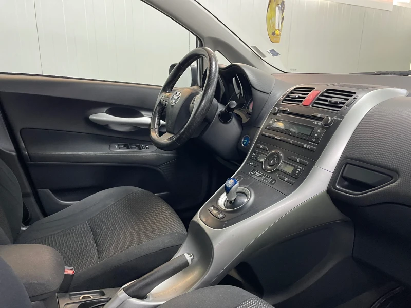 Toyota Auris 1.8 Hybrid LPG, снимка 10 - Автомобили и джипове - 47802237