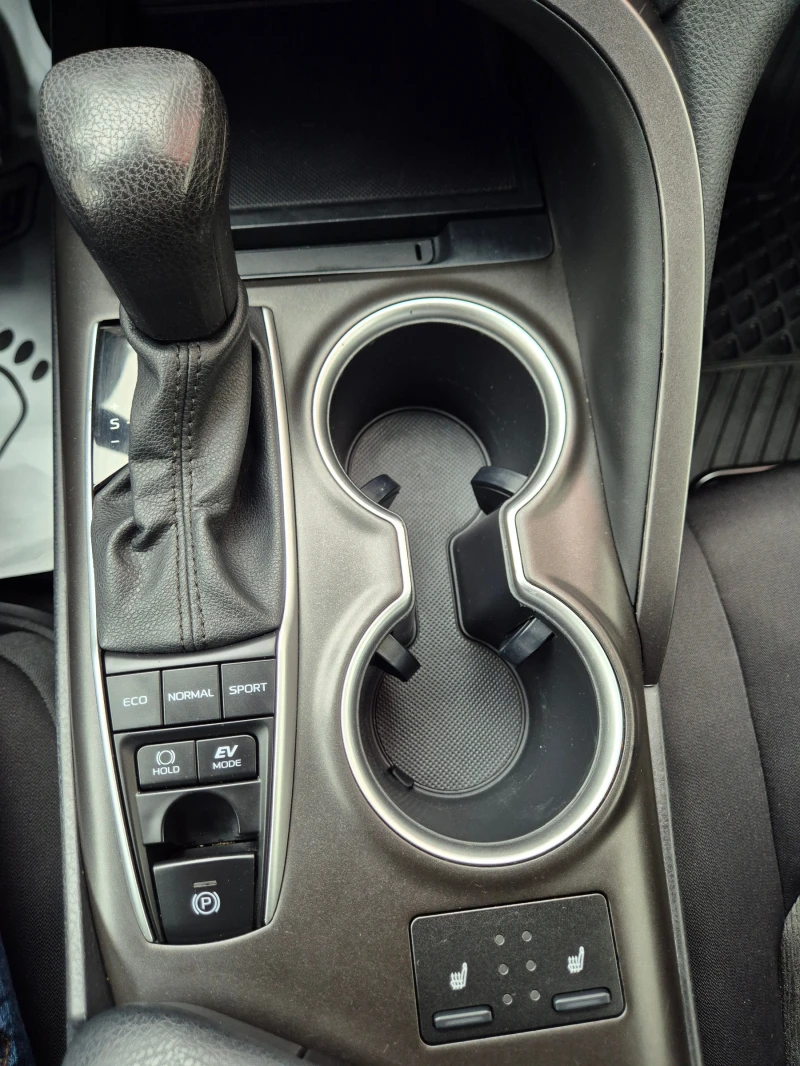 Toyota Camry Hybrid * Face * Distronic * KeyLess, снимка 10 - Автомобили и джипове - 53010262