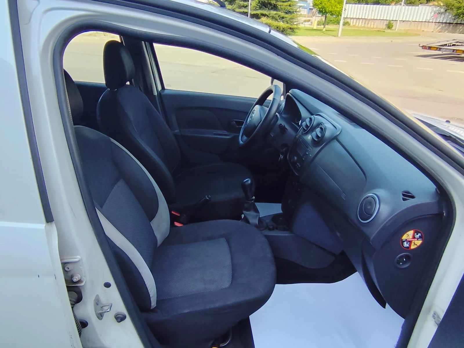 Dacia Lodgy 1.6i, Газ, снимка 10 - Автомобили и джипове - 56037753