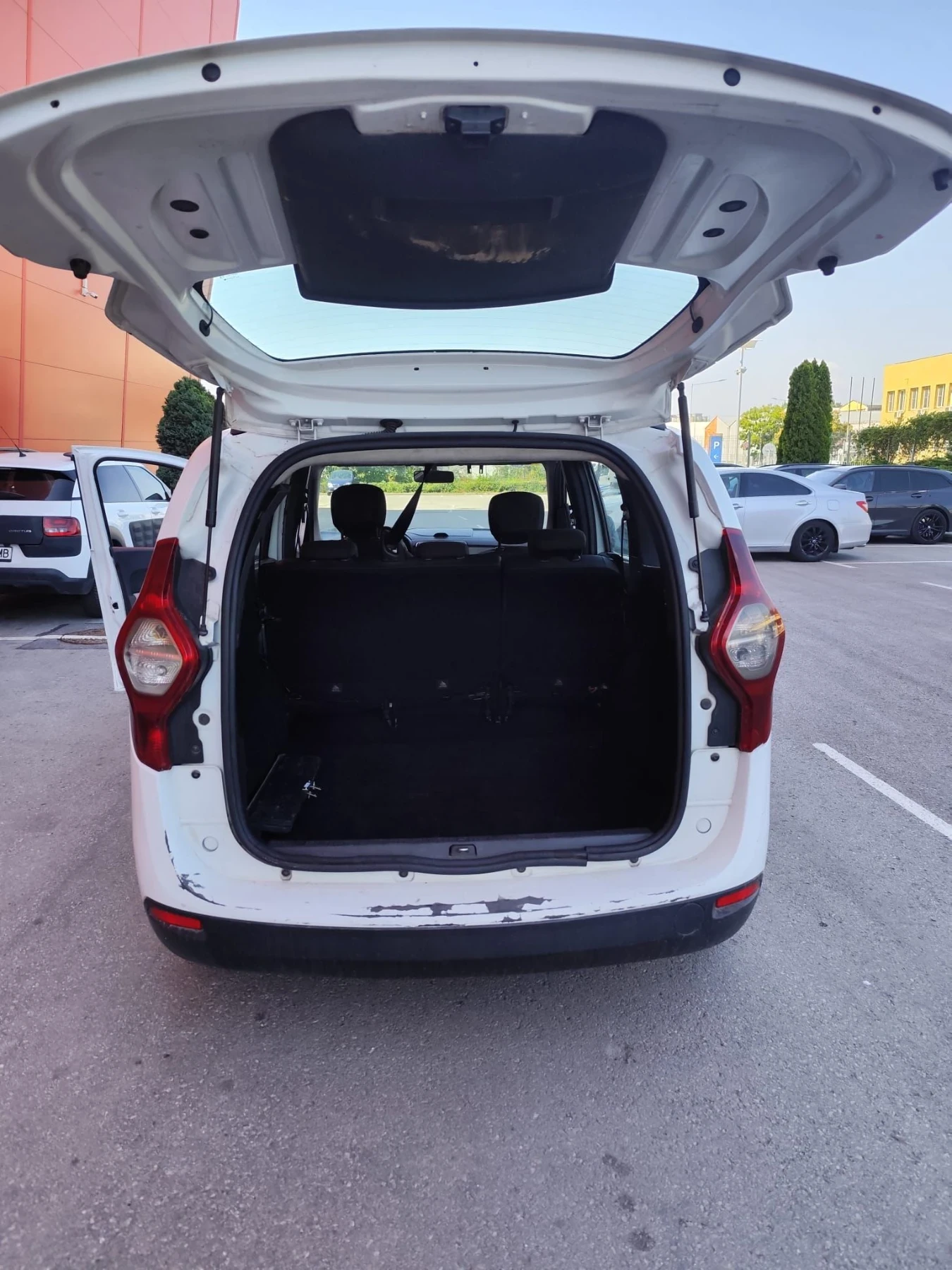 Dacia Lodgy 1.6i, Газ, снимка 13 - Автомобили и джипове - 56037753