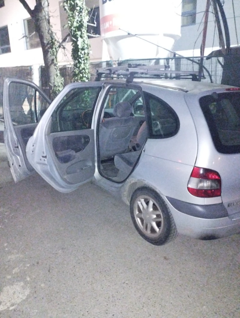 Renault Scenic, снимка 8 - Автомобили и джипове - 46951009