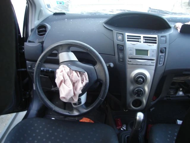 Toyota Yaris 1.0VVTI, снимка 8 - Автомобили и джипове - 33352615