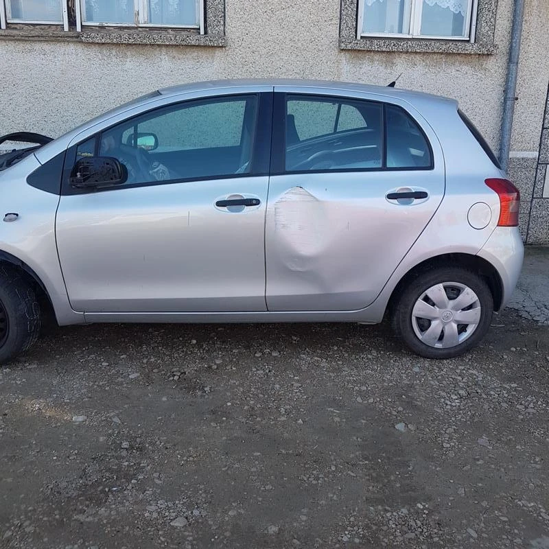 Toyota Yaris 1.0VVTI, снимка 3 - Автомобили и джипове - 33352615